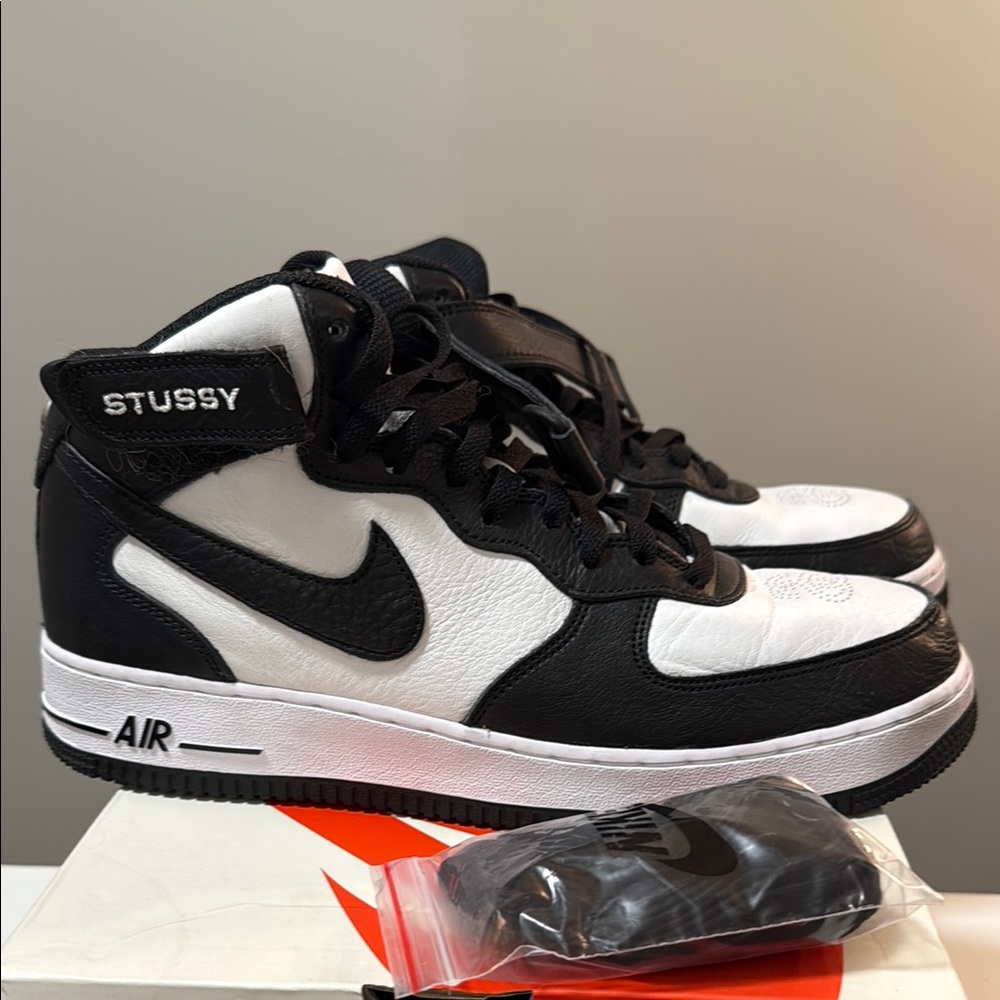 Stussy Men's Black and White High-Top Sneakers